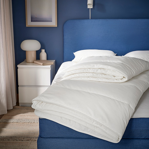Moderno dormitorio azul con edredón SKOGSFRÄKEN en poliéster reciclado y lyocell.