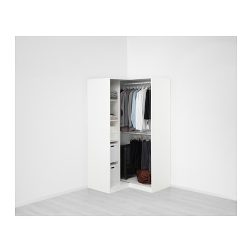 Un armario moderno de PAX, organizado con ropa y cajones en una habitación minimalista.