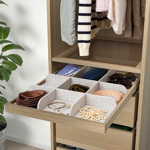 Cajón de armario de madera con organizadores de fieltro para cinturones, joyas y accesorios, bandeja extraíble con compartimentos.