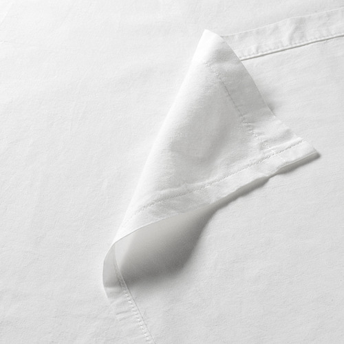 Sábana plana de algodón blanco nítido con costuras limpias, que muestran calidad y suavidad.