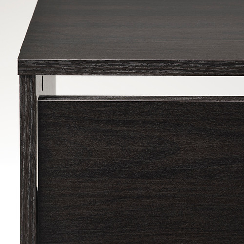 Mueble de madera negra, mostrado en primer plano, que destaca el acabado liso y la calidad de construcción robusta.