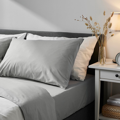 Juego de cama de algodón gris DVALA con mesita de noche, flores secas y despertador.