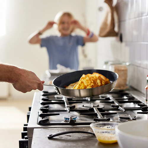 Cocinando tortilla, vigilando a los niños.