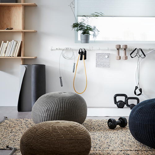 Gimnasio en casa con pufs SANDARED en beige y gris, texturas de punto, mancuernas, bandas de resistencia, esterilla de yoga y plantas.