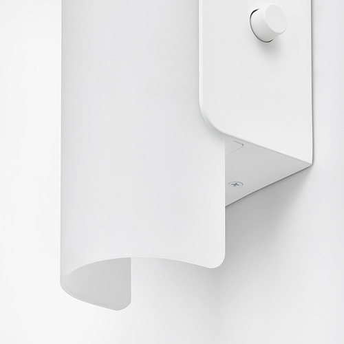 Lámpara de pared moderna con pantalla de vidrio esmerilado, diseño limpio, materiales de alta calidad.