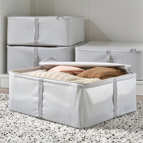 Esta imagen muestra cajas de almacenamiento de tela apilables, ideales para organizar la ropa y protegerla del polvo.