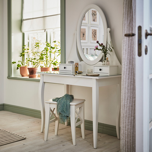 Tocador HEMNES blanco con espejo, cajones y plantas. Patas de madera, tapa de cristal, placée junto a la ventana.