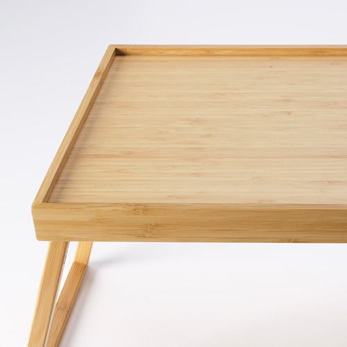 Bandeja de cama de bambú liso, acabado en madera clara, patas plegables para un fácil almacenamiento.