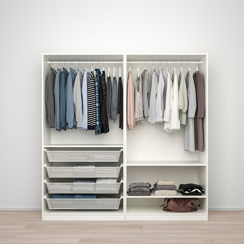 Armario PAX blanco con perchas, estanterías, cestas de malla y ropa doblada.
