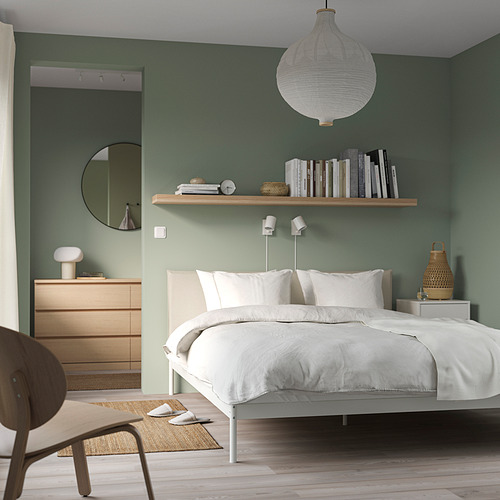 Cama KLEPPSTAD en habitación verde salvia con estantería y espejo.