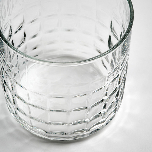 Vaso de vidrio facetado, claro y elegante, perfecto para bebidas o postres. Forma parte de la colección FRÖJDA.