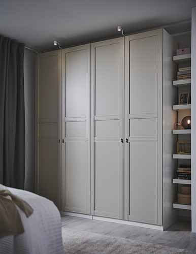 Dormitorio moderno con armario FLISBERGET gris claro con tres paneles y puertas con detalles de ranuras. Bisagras de cierre suave. Acabado mate.