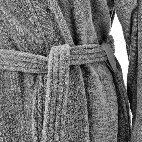 Albornoz gris con interior de rizo, trabillas ajustables y bolsillos laterales.