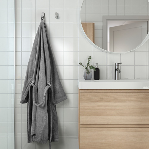 Baño moderno con albornoz ROCKÅN gris, ganchos, trabillas para cinturón, bolsillos laterales y tocador de madera.
