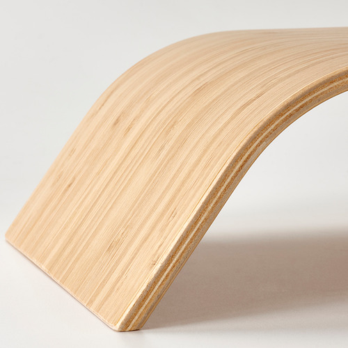 Elegante soporte de bambú para monitor, en ángulo para un uso ergonómico, que muestra una artesanía suave.