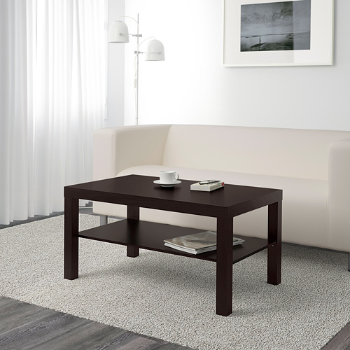 Mesa de centro minimalista con estante, que sostiene tazas y revistas en una sala de estar moderna.