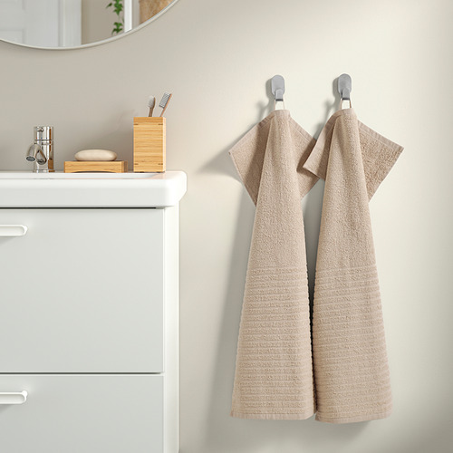 Toalla VÅGSJÖN beige con ganchos, baño minimalista con espejo.