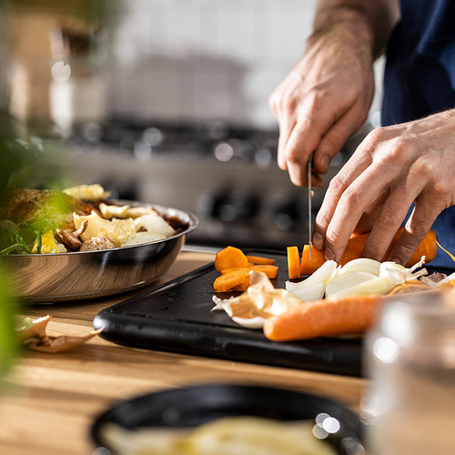 Preparación de la comida: picar verduras, listo para la sartén.