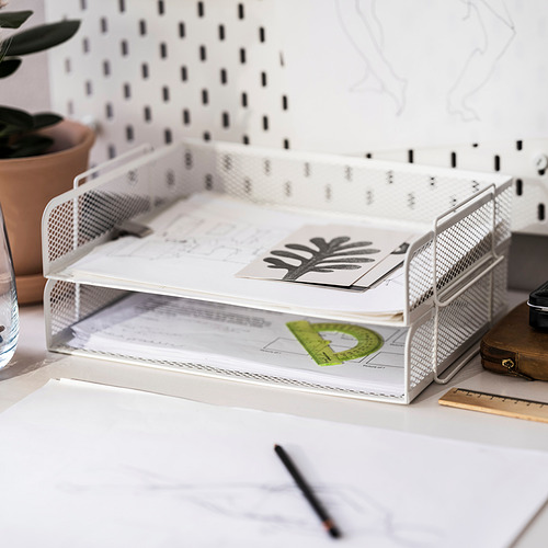 Organizador de escritorio de metal blanco con dos bandejas sobre un escritorio limpio. Contiene papeles y herramientas de diseño.