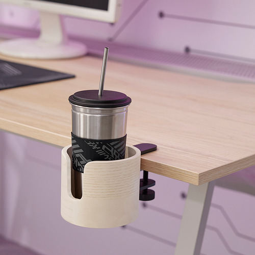 Un portatazas sujetado a un escritorio, que sujeta de forma segura una taza de acero inoxidable con tapa y pajita, colocada de forma segura lejos del teclado y el ratón.