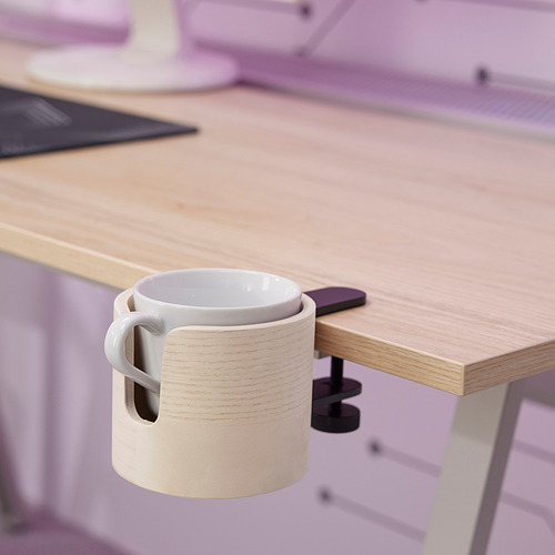 Tazas de madera sobre escritorio con taza blanca.