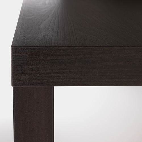 Esquina de la mesa de madera oscura, acabado liso, patrón de grano fuerte. Diseño elegante y moderno.