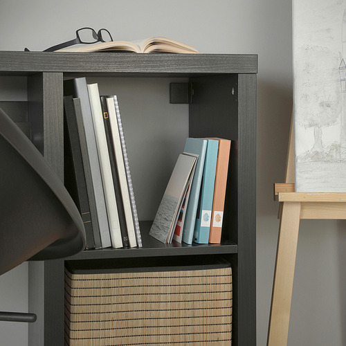 Elegante escritorio KALLAX con libros organizados y artículos almacenados. Construcción de madera de calidad, perfecta para el estudio o el trabajo.