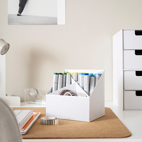 Organizador de escritorio con cuatro compartimentos, marcadores de sujeción y cinta adhesiva, que ayuda a mantener el espacio de trabajo ordenado.
