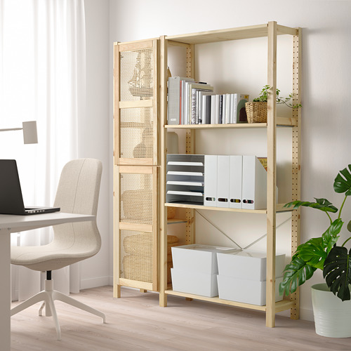 Una estantería de madera de color claro con almacenamiento abierto y cerrado, con una computadora portátil sobre un escritorio y una planta verde.