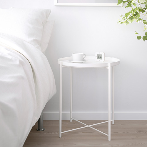 Mesa auxiliar blanca GLADOM con bandeja extraíble, diseño minimalista, ideal para espacios reducidos.