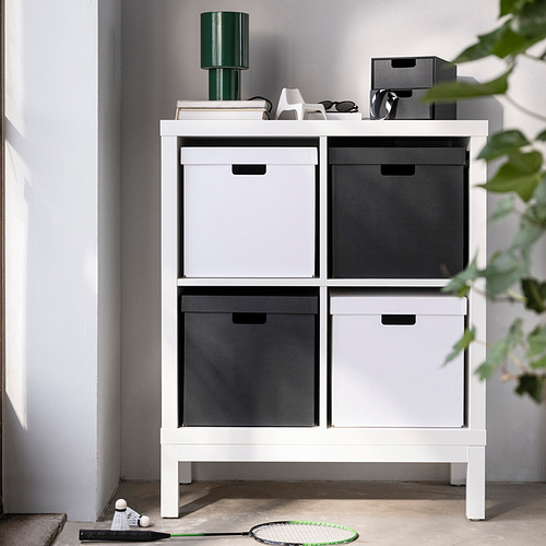 Caja blanca FJÄDERHARV en estante, se adapta a kallax, resistente con asas, sostiene dispositivos multimedia.