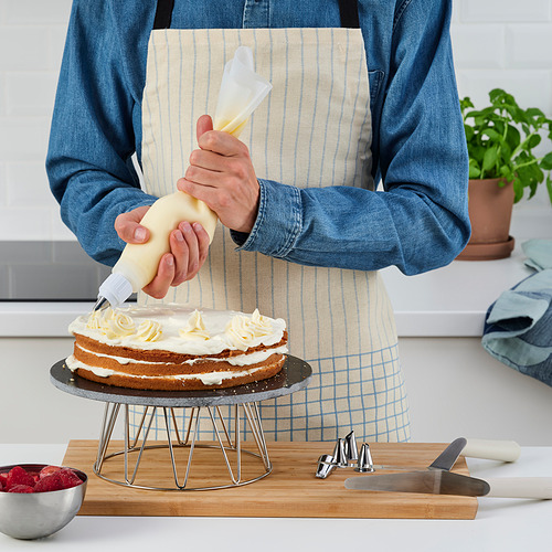 Decorar el pastel con herramientas de crema batida.