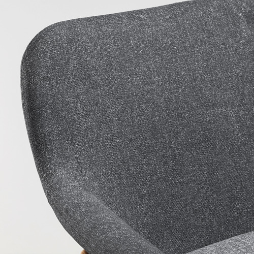 Un primer plano de un moderno sillón tapizado gris, que muestra su tejido liso y su diseño elegante. VEDBO.