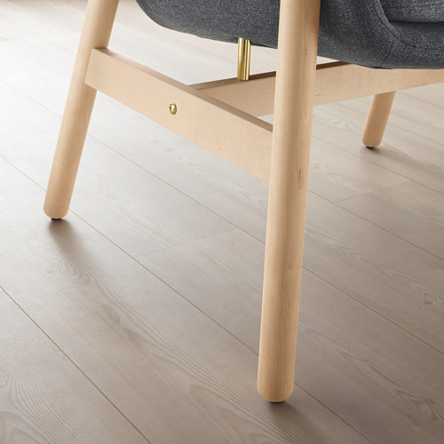 Silla moderna con patas de madera clara y asiento gris, con un diseño elegante y una artesanía de calidad.