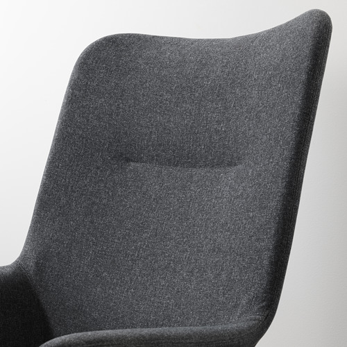 Silla tapizada en gris oscuro con curvas elegantes y de apoyo. Respaldo alto para soporte lumbar, funda de tela suave. Perfil elegante para una decoración moderna.