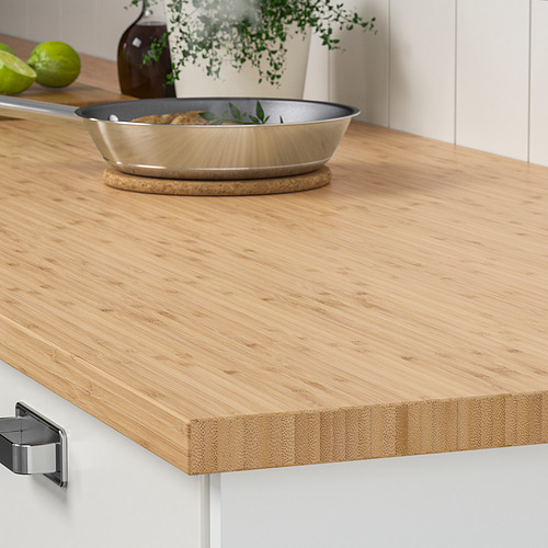 Encimera de cocina de chapa de bambú con sartén, planta, limas. Duradero y fácil de mantener.
