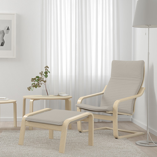 Sala de estar moderna con sillón y reposapiés POÄNG beige, mesa auxiliar de madera y planta.