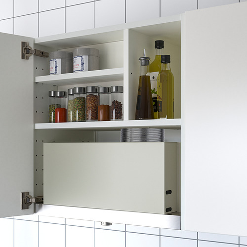 Mueble de pared blanco con estantes para guardar tarros de especias y botellas de aceite, parte de la serie de cocinas METOD.