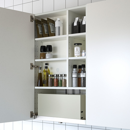 Mueble de pared blanco con utensilios de cocina en estantes.
