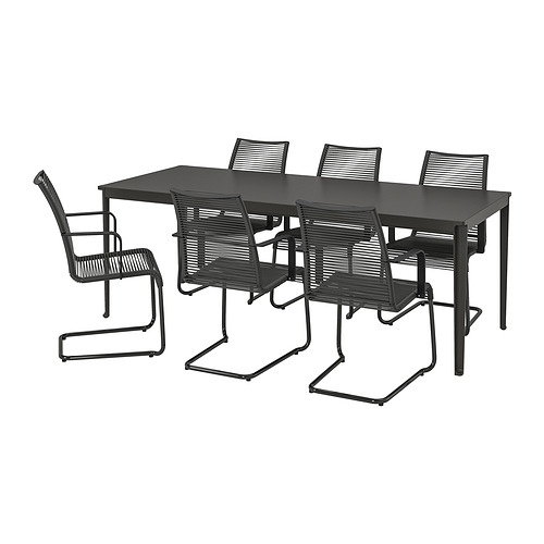 Conjunto de muebles de exterior negros con mesa rectangular y seis sillas a juego, fabricados en metal y plástico.