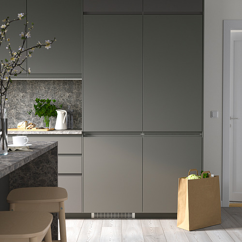 Cocina moderna con nevera/congelador RÅKALL gris y elegante. Diseño minimalista, estética limpia.