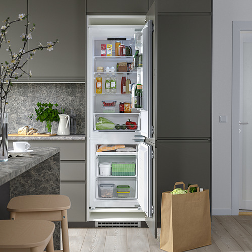 Combo de refrigerador / congelador abierto con estantes ajustables, que muestran comestibles y productos en el interior.