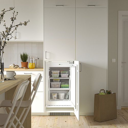 Escena de la cocina: nevera-congelador abierta con cajones transparentes en el interior, colocados debajo del armario.