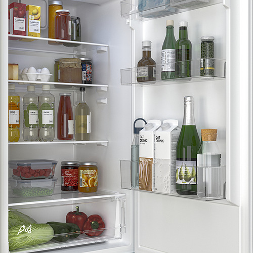 Nevera organizada con estantes ajustables, secciones despejadas para alimentos, botellas, frascos y productos agrícolas. La iluminación LED ilumina todos los compartimentos.