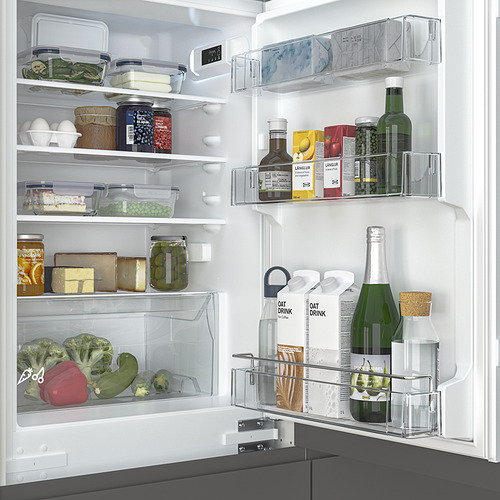 Estantes de refrigerador bien organizados con compartimentos ajustables, recipientes transparentes y varios alimentos. Incluye estantes de cristal e iluminación led.