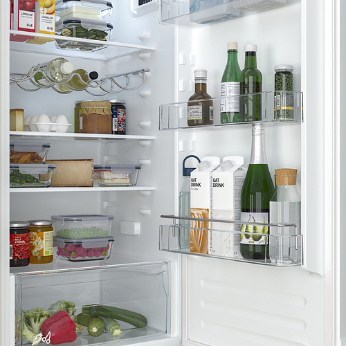 Nevera con estantes ajustables, botellero y luz led. Verduras en cajones, frascos y recipientes almacenados ordenadamente.