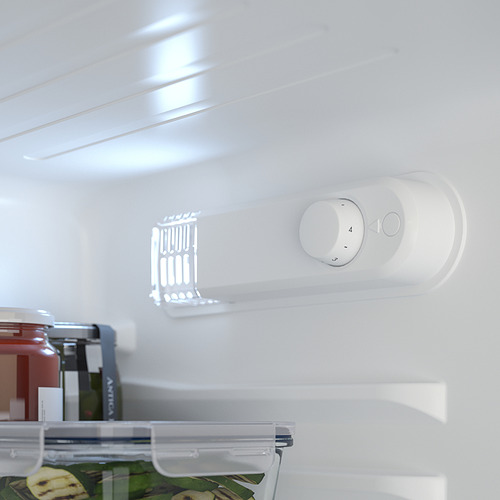 Un pequeño interior de nevera con estantes y un panel de control de temperatura. La luz LED ilumina los alimentos y los compartimentos ajustables son visibles.