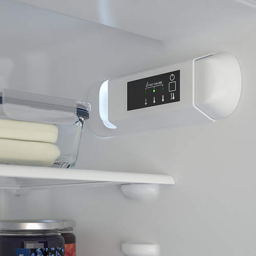 Un refrigerador moderno con un estante ajustable que contiene mantequilla y un panel de control digital para los ajustes.