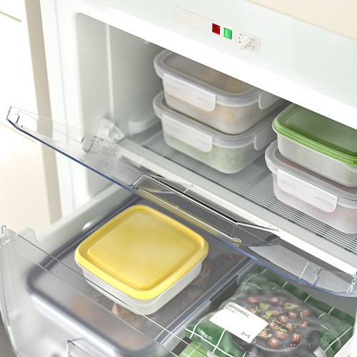 Nevera pequeña con cajones transparentes que muestran el contenido. Diseño integrado, cabe en los armarios de la cocina.
