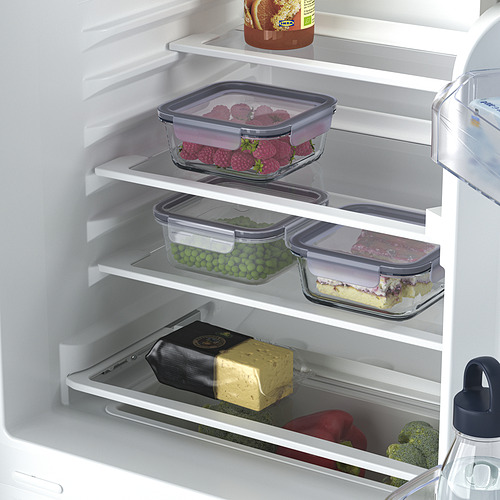 Refrigerador con estantes ajustables, que almacena varios alimentos como bayas, verduras, queso y postres. Luz led en el interior.